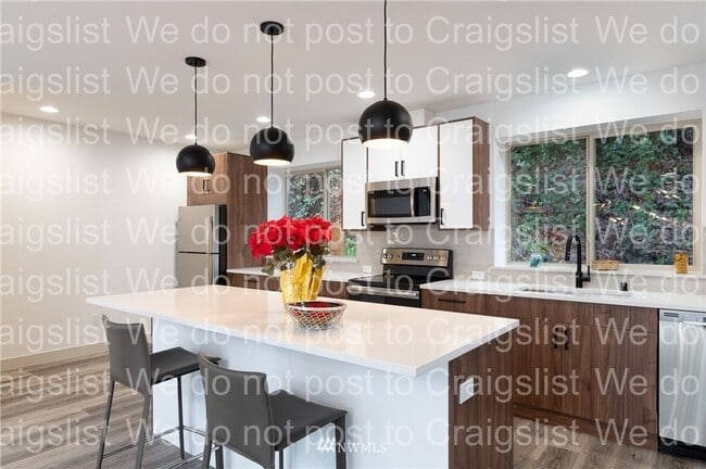 Building Photo - West Seattle - 3 Bedroom - 2.5 Bathroom w/...