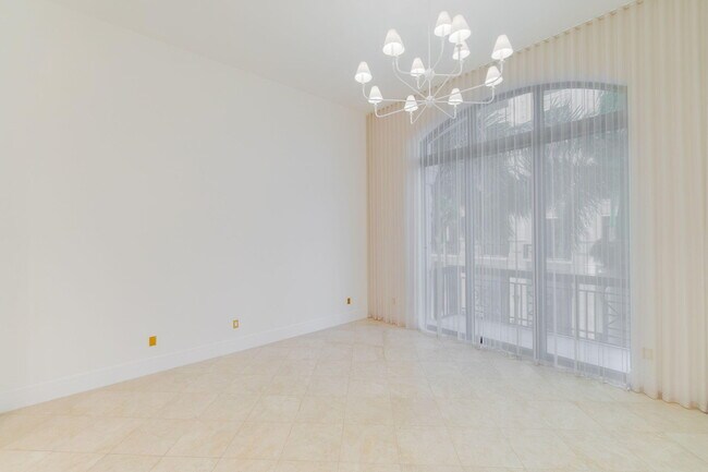 Building Photo - 701 S Olive Ave