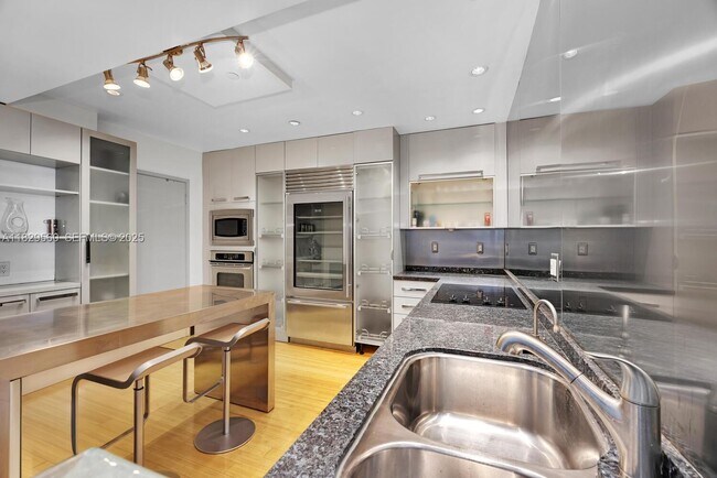 Building Photo - 251 Crandon Blvd