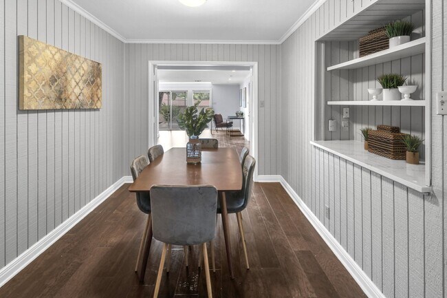 Building Photo - CHARMING 5 BDRM HOME IN CASTLE HILLS!!