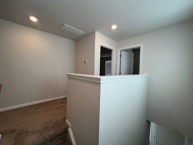 Building Photo - End unit townhome in the new Huntington Po...