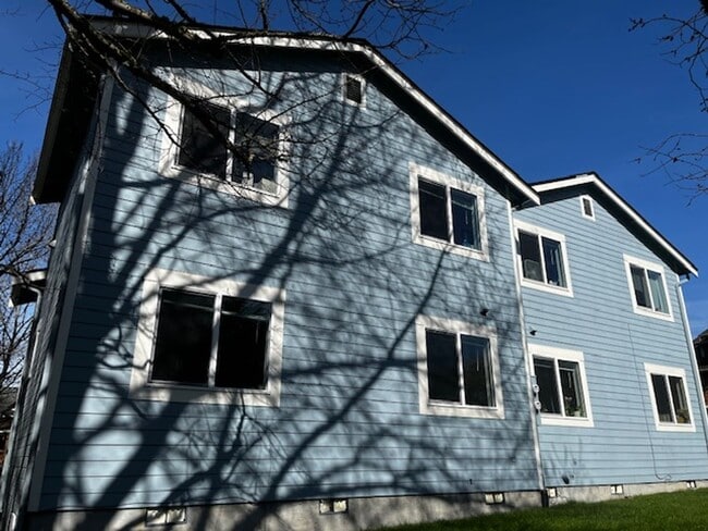 Building Photo - 4 Bed 2 Bath 2 Car Garage Unit Close to WWU and Fairhaven