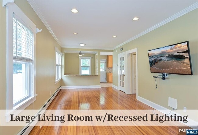 Building Photo - 385 Fern Ave