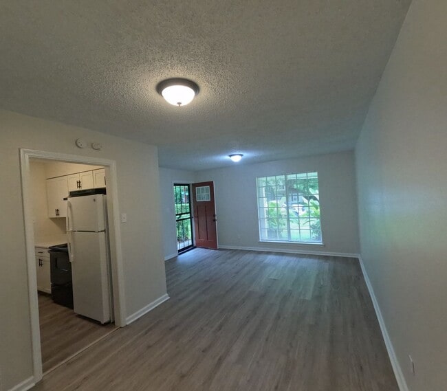 Building Photo - Fully Renovated 2BR Duplex Near University of Memphis | Pet Friendly