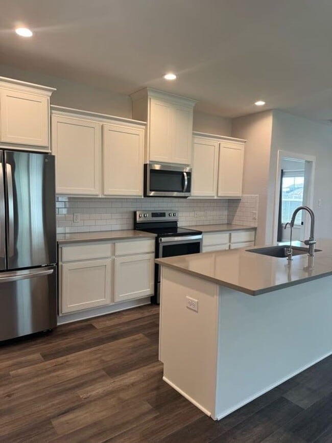 Building Photo - Immaculate Townhome Minutes from Texas A&M