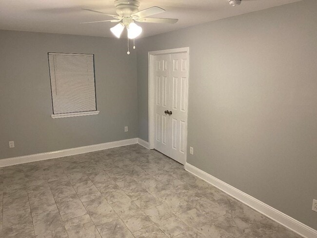 Building Photo - 10451 N Essex Dr