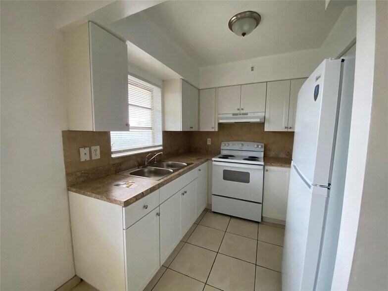 Building Photo - 5400 Hollywood Blvd