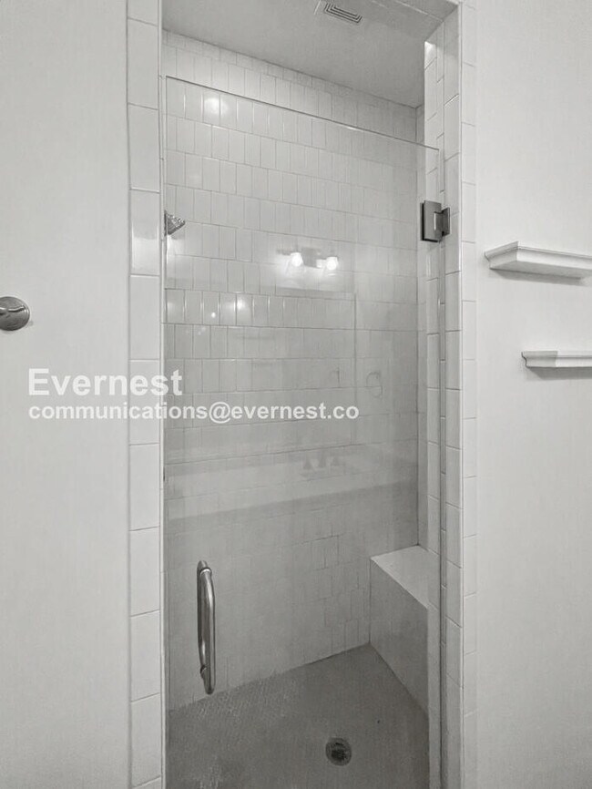 Building Photo - 3 Bed/2.5 Bath with Fenced Yard / Pet-Friendly / Available Now!