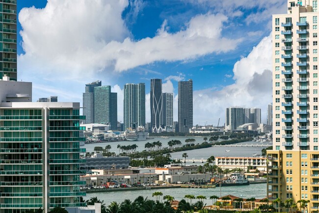 Building Photo - Continuum On South Beach North 1705