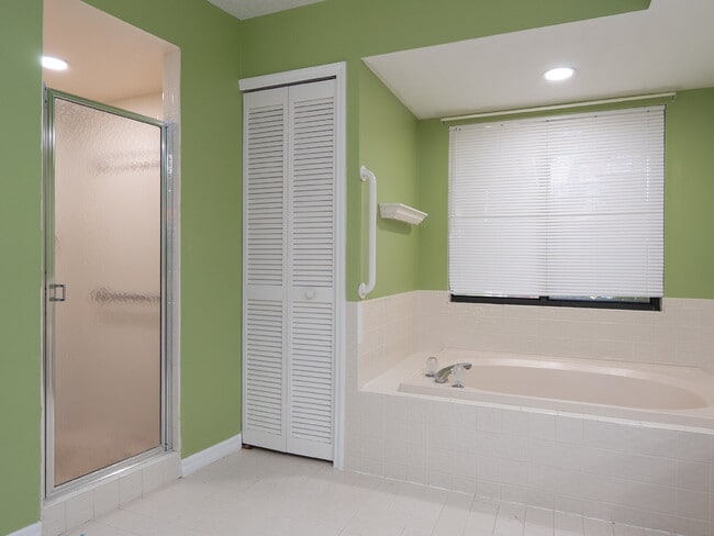 Building Photo - Enjoy Florida living in this spacious 3BR/...