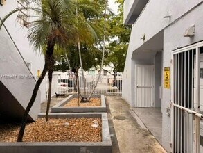 Building Photo - 2400 NW 22nd Ct