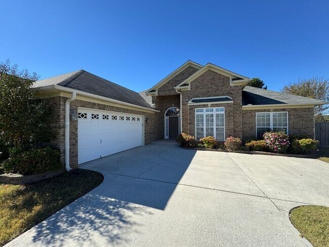 Building Photo - Prime Location and Fenced Yard