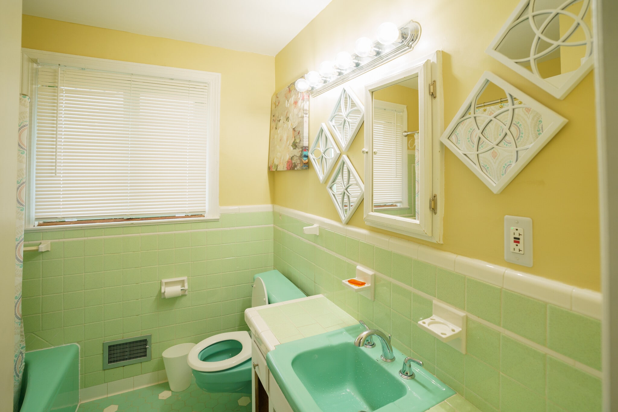 Guest Bathroom - 3503 Geneva Cir