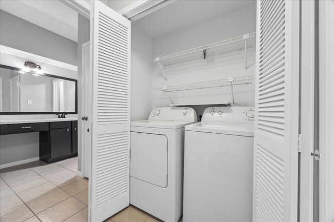 Building Photo - 2100 Tanglewilde St