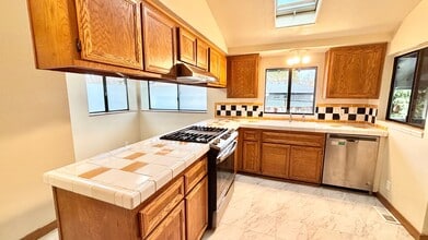 Building Photo - Looking for a short-term 5-month lease? |Character-Rich 1912 Home in North Portland – Spacious 2 ...