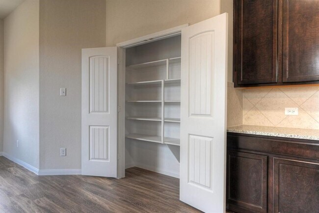 Building Photo - 2206 Spring Hollow Dr