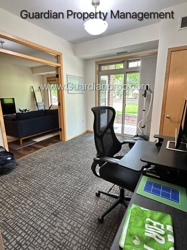 Building Photo - St Louis Park Condo, Ground Level Walk Out...