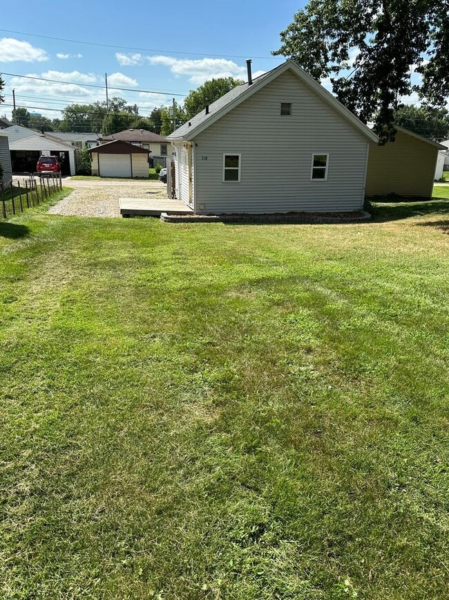Building Photo - 1 bed, 1 bath home for rent in quiet Water...