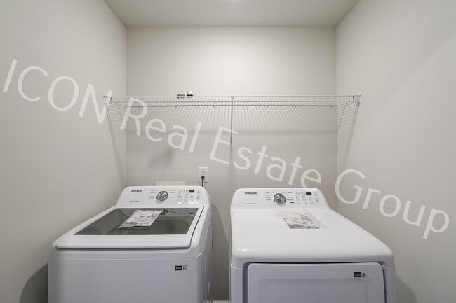 Building Photo - Beautiful 3-Bedroom Townhome with Modern Finishes & Prime Location!