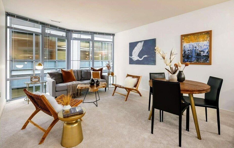 Spacious living room - 819 Virginia St