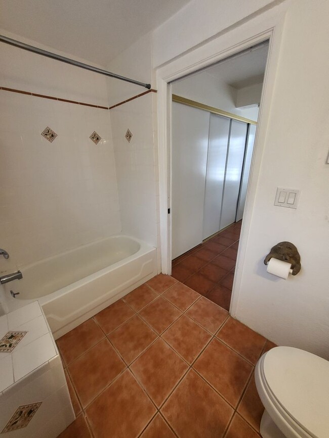 Building Photo - Quaint and Cozy 1x1 apartment in the histo...