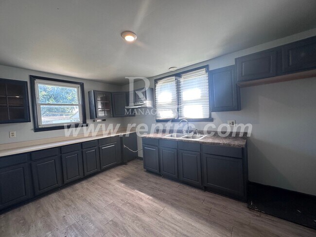 Building Photo - 33 Bismark-