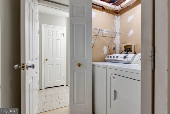 Building Photo - 7717 Heatherside Ln