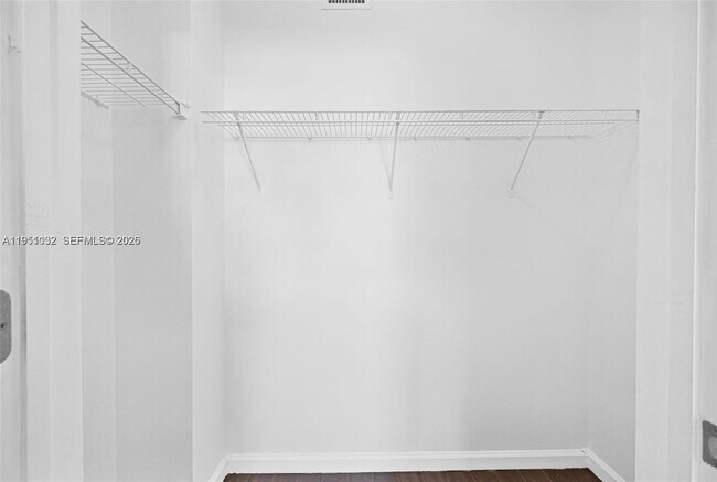 Building Photo - 2101 Myrtlewood Cir E