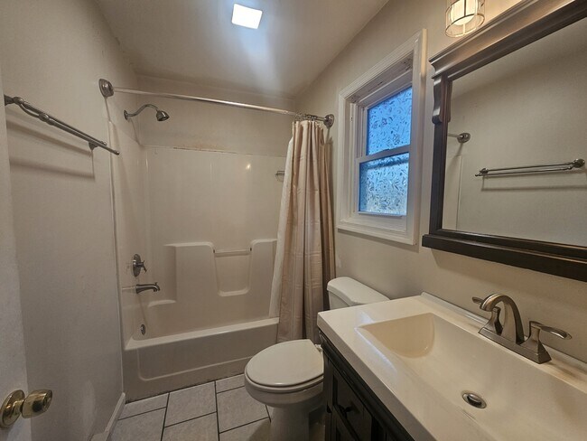 Building Photo - 208 Sanderson St