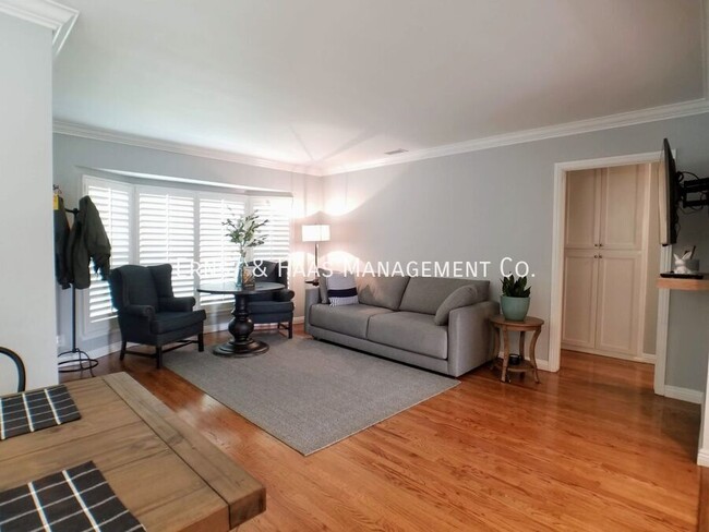 Building Photo - Beautifully Remodeled 2 Bedroom Lakewood H...