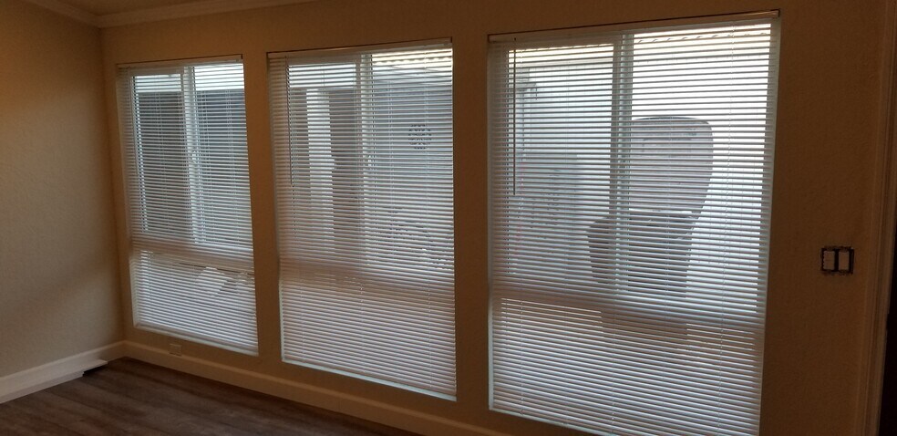 Building Photo - 1804 Club Dr