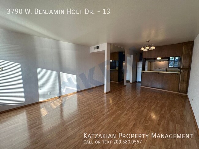 Building Photo - Downstairs Lakefront 2-Bedroom 2-Bath Nort...