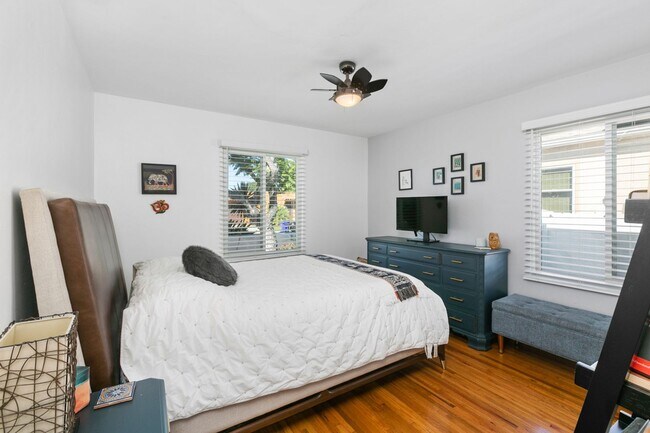 Building Photo - Spacious Talmadge Home WITH POOL!