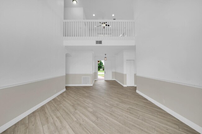 Building Photo - 5878 Bay Hill Cir