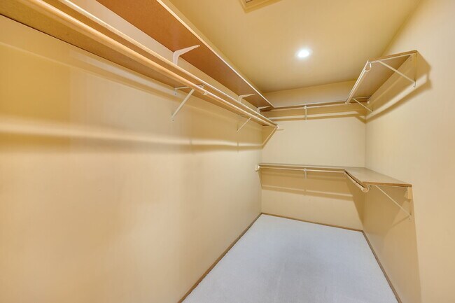 Building Photo - Welcome to your new home, located in Deer Creek, where pets are welcome.