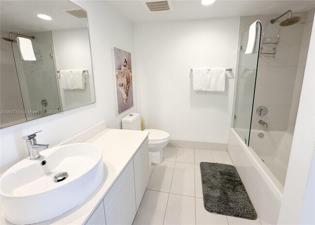 Building Photo - 2602 E Hallandale Beach Blvd