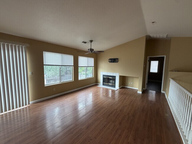 Building Photo - 556 Moray Way