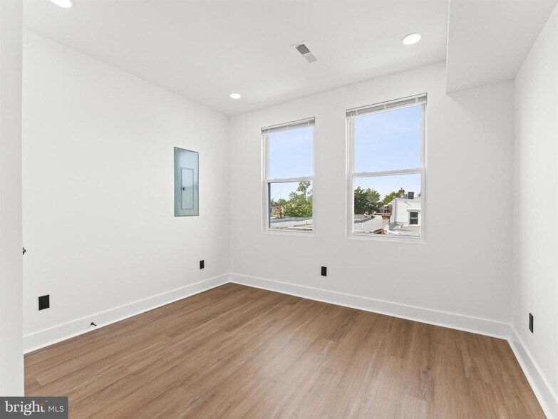 Building Photo - 4927 Catharine St