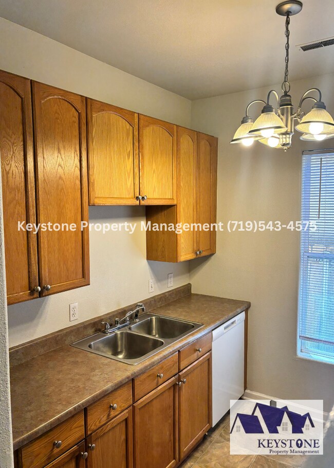 Building Photo - Near Parkview Hospital 3 Bed, 1 Bath Home W/D, Dishwasher Included $1600/$1600