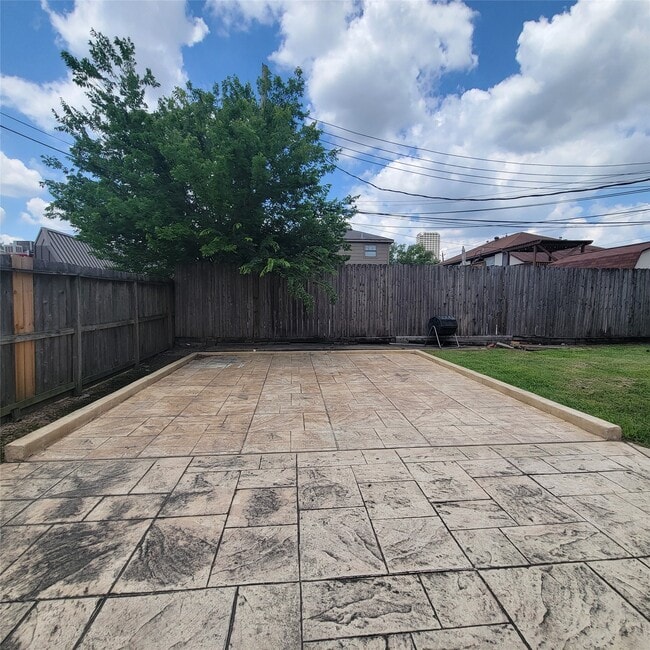 Building Photo - 2408 Huldy St