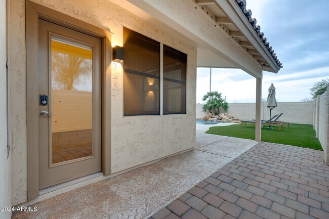 Building Photo - 2203 E Crest Ln