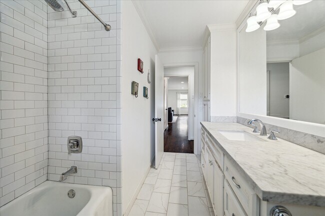 Building Photo - 3215 Castlewood St