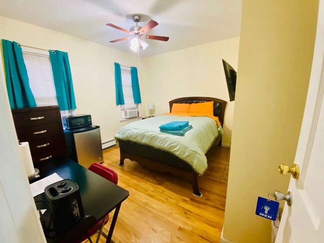 Building Photo - 20 Vineyard Ave