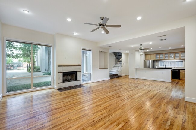 Building Photo - 3107 Greenbriar Dr
