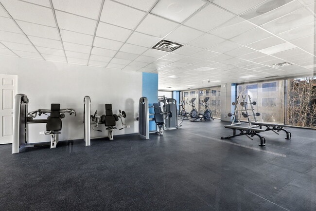 Building Photo - 4343 N Clarendon Ave