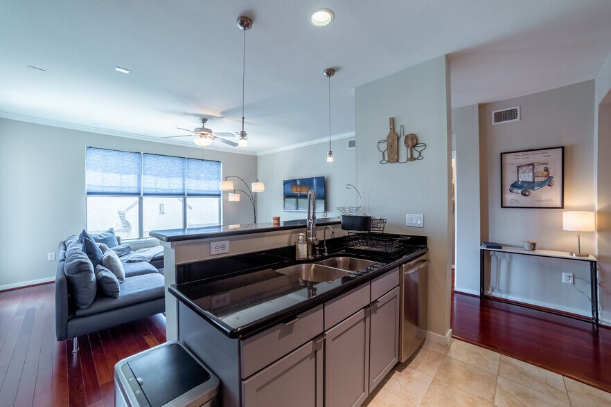 Building Photo - 7342 Oak Manor Dr