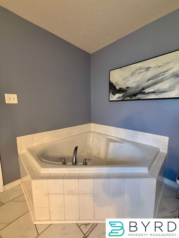 Building Photo - 1001 Greenview Dr