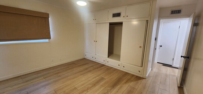 Building Photo - 3 Bedroom 1 Bathroom Charmer in Hollywood ...