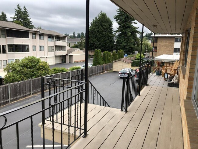 Building Photo - Laurel Apartments - 2 bedrooms