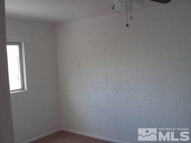 Building Photo - 565 Roberts St